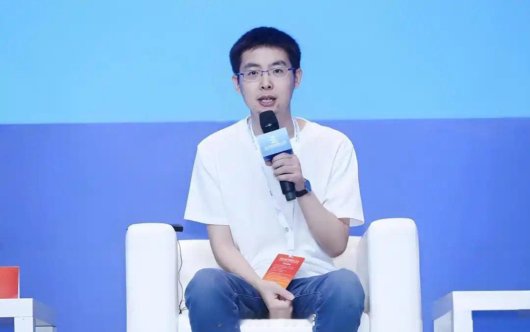 宇树科技王兴兴等民营企业家与中外记者见面交流。对于人形机器人的应用问题，宇树科技