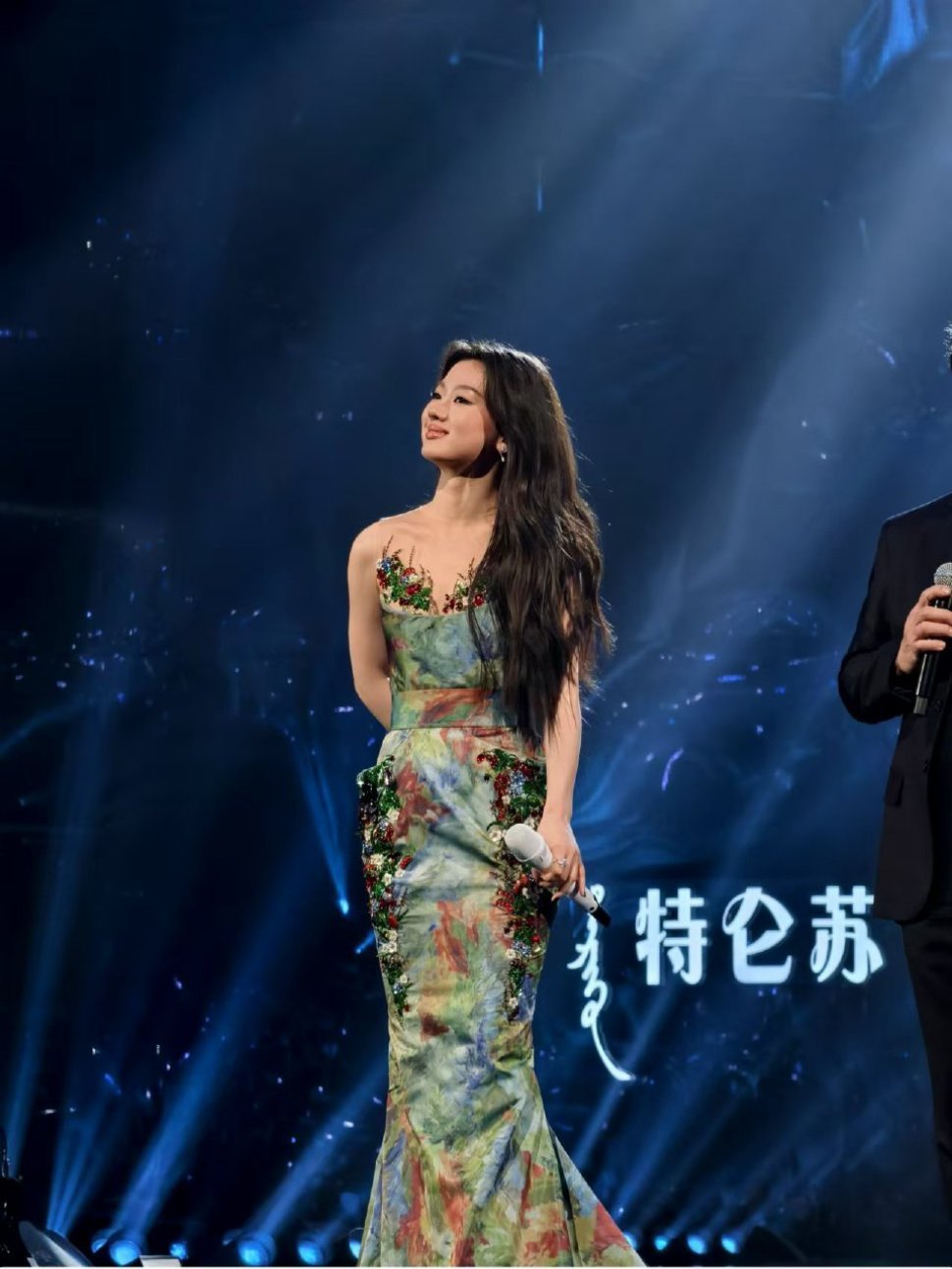 单依纯高空站桩人抖声不抖 单依纯跨年演唱《终身孤独》，身处高空舞台，依然稳定输出