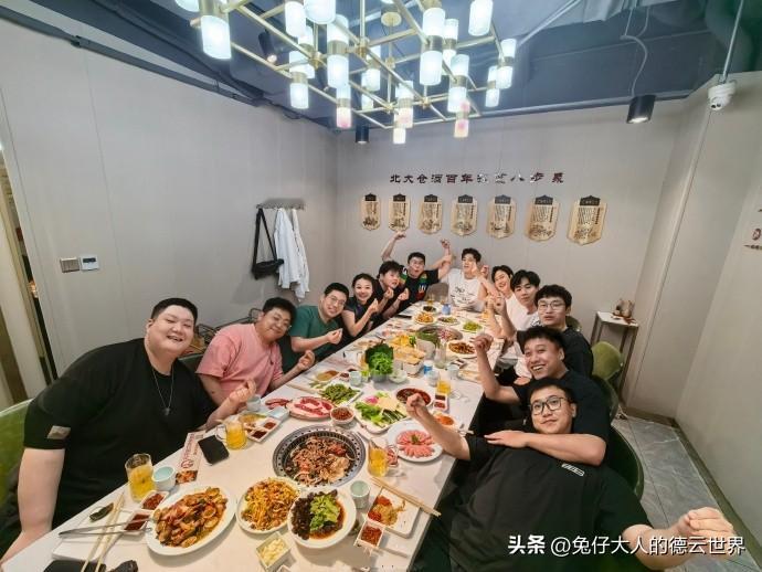 德云社七队聚餐，“龙”字科的郭龙远坐C位，队长孟鹤堂和周九良作陪，这一幕，引起了