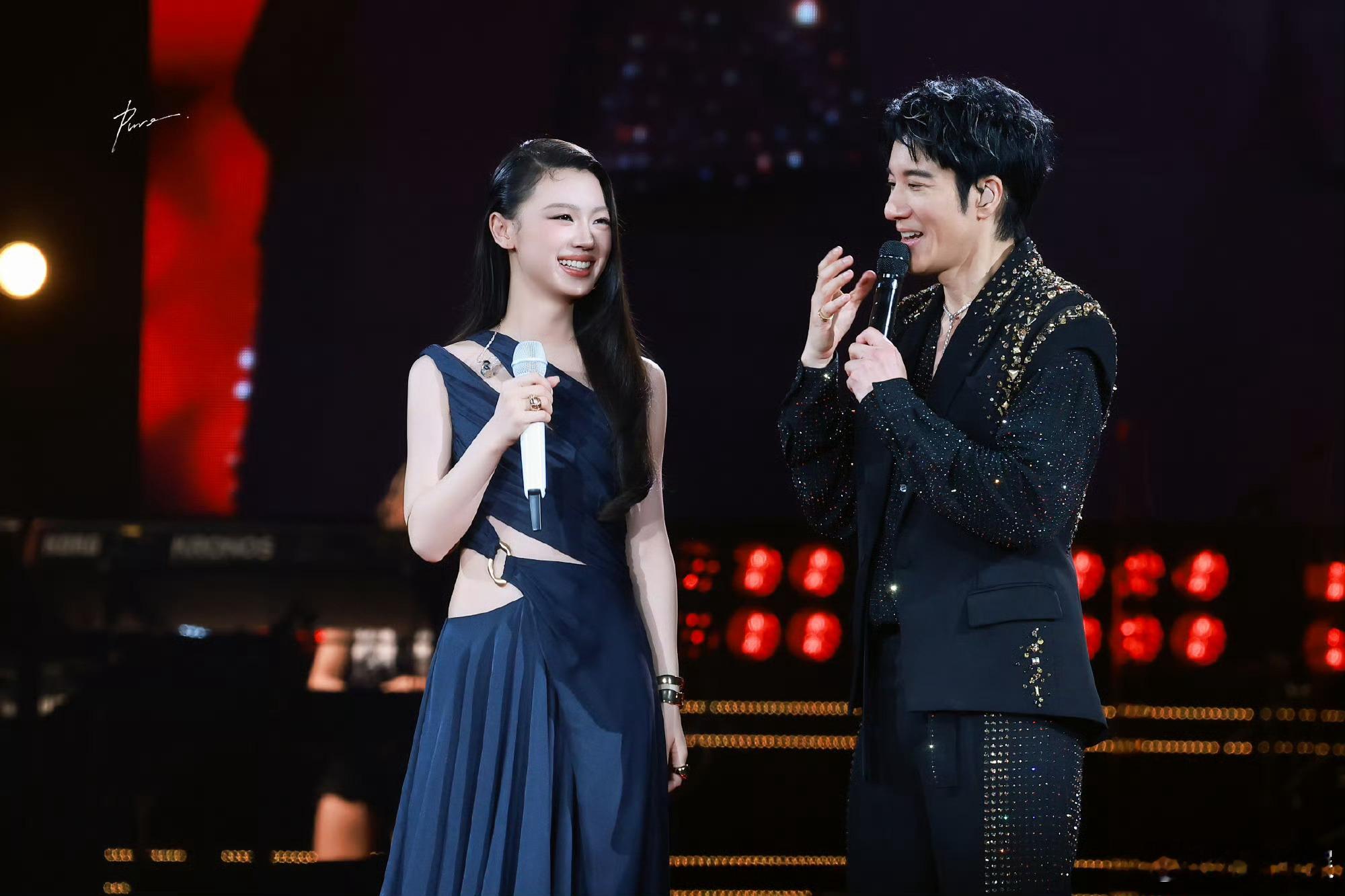 王力宏演唱会嘉宾单依纯 现场又玩起抽象了 我真服了[作揖][作揖] ​​​