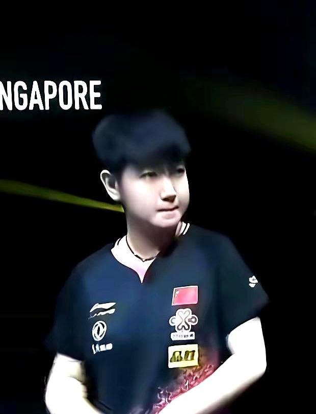 6500分一夜清零，左脚踝旧伤疼得连路都走不稳。你以为孙颖莎要交出王权，她偏偏咬