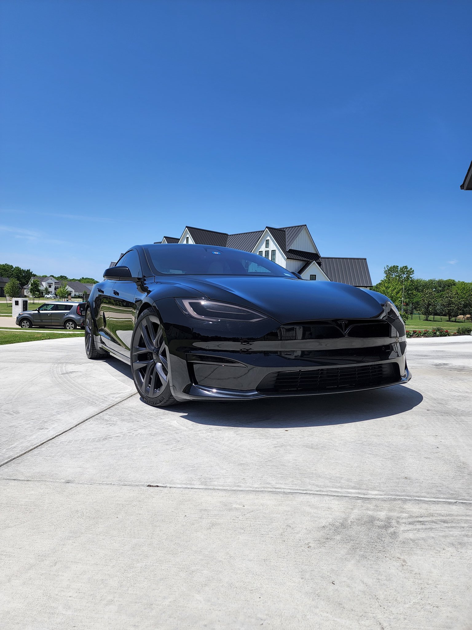 12月25日，马斯克：汽车人工智能的运作原理是：输入光子，输出控制信号。就像人类