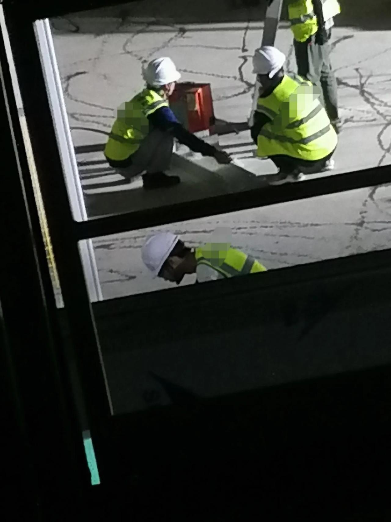 大家好，我是水电工星仔，今天才发现这几个带白帽子的为什么工作效率低了。
他们来三