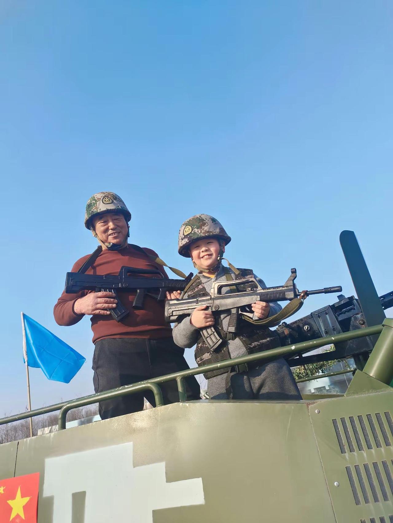 带小朋友体验装甲车