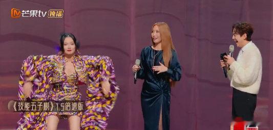 舞台上的黄龄状态绝佳，眼神专注又有戏，能瞬间把人带入歌曲情境。歌声既有戏曲的美感