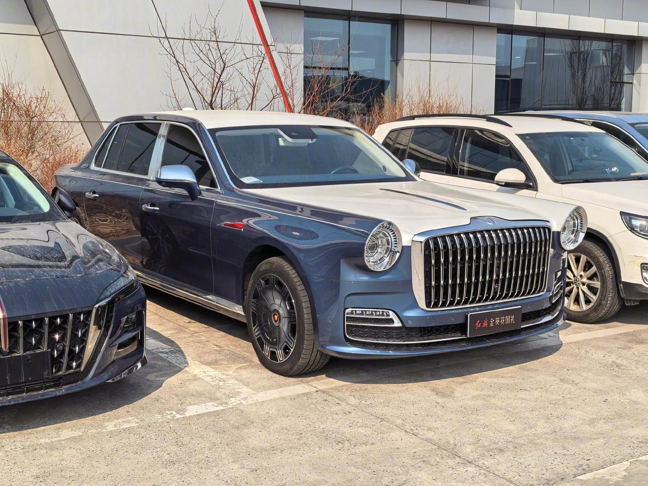 汽车博主韩路拍的红旗金葵花国礼

有点帅吧？有网友说这气场真的不比迈巴赫低。[捂