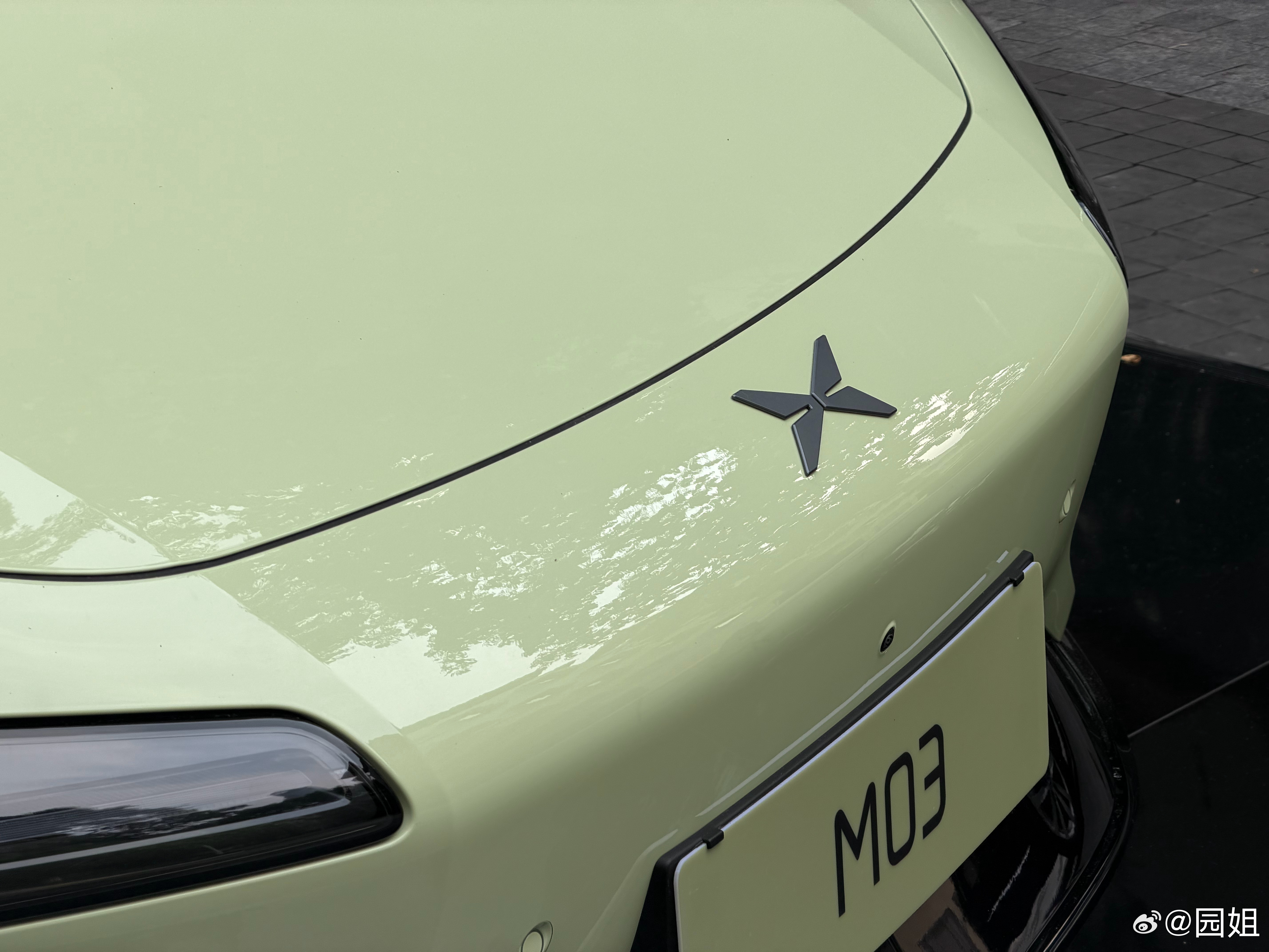 今天来试驾全新的小鹏MONA M03，这个配色我很喜欢，清新自然，特别适合年轻人