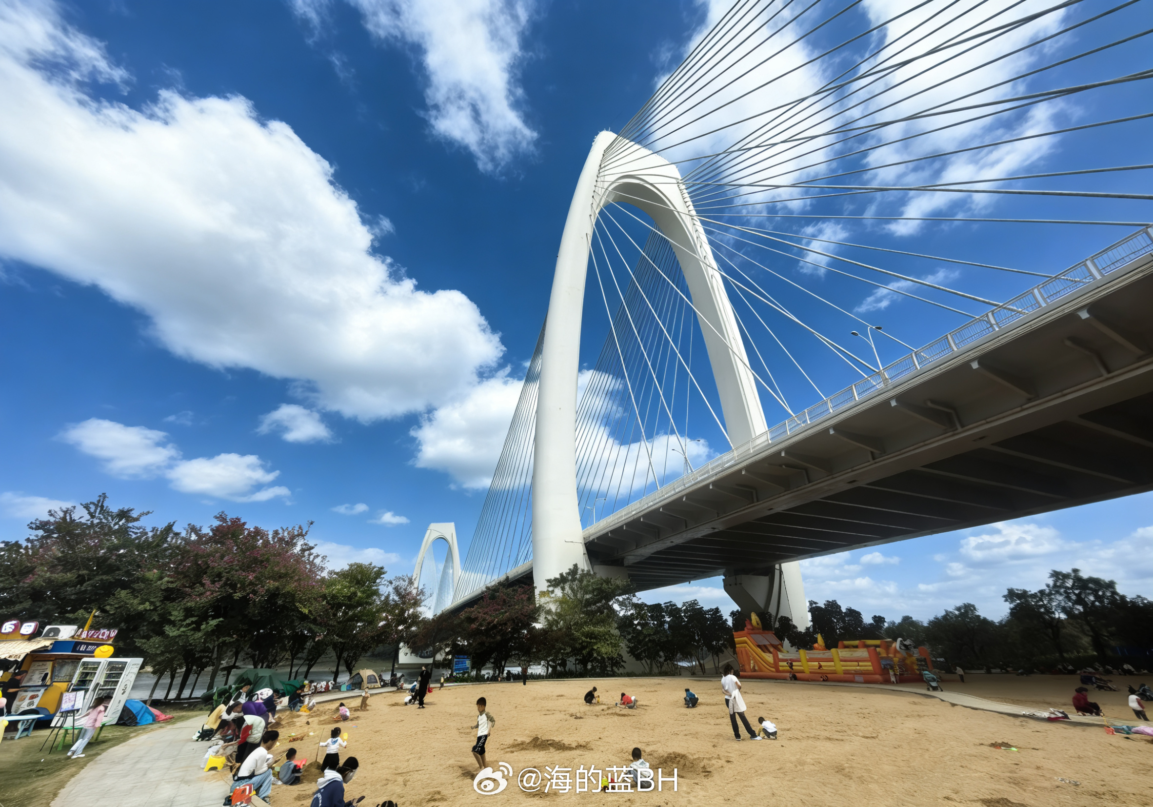 邕江两岸风光好邕江玉带绕城流，碧浪摇星映画楼。 南岸风清飞白鹭，烟波深处隐渔舟。