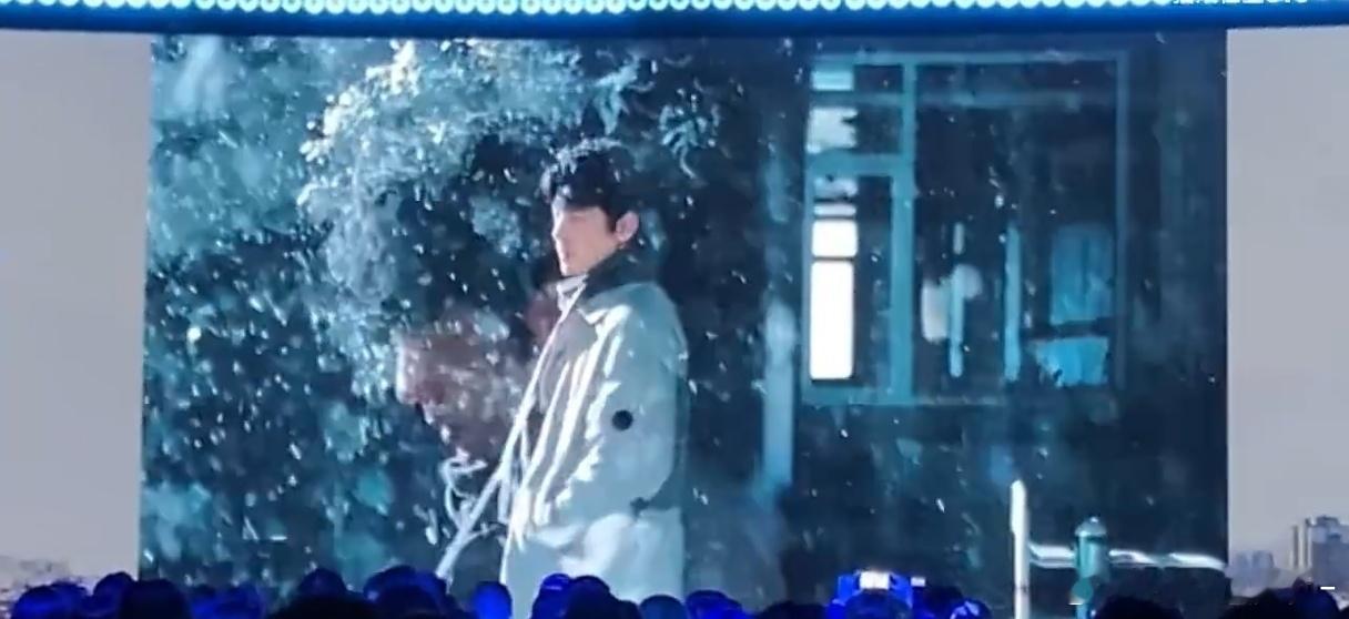 《小城良方》推介现场，整个屏幕海报只有肖战，短片也只放了肖战单人角色什么是巨巨巨