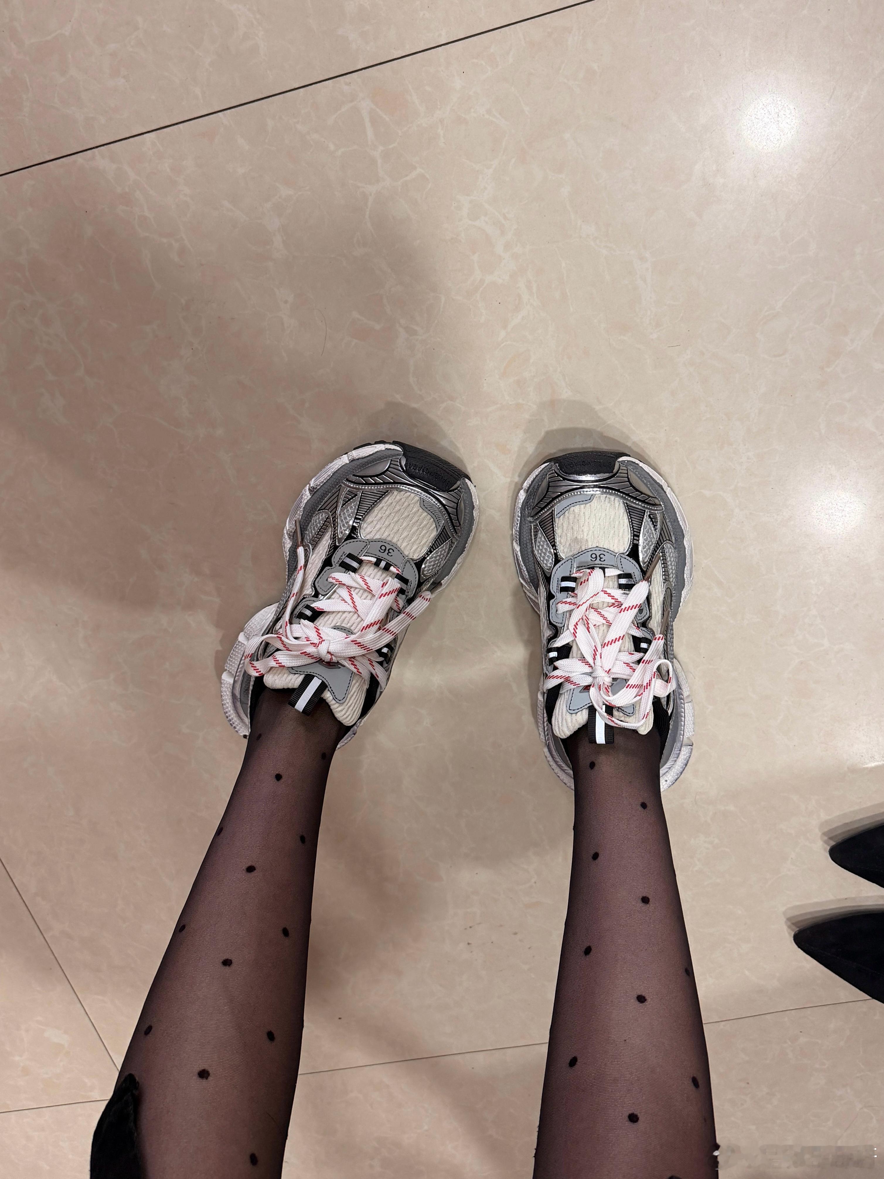 黑丝配运动鞋好像也不错 