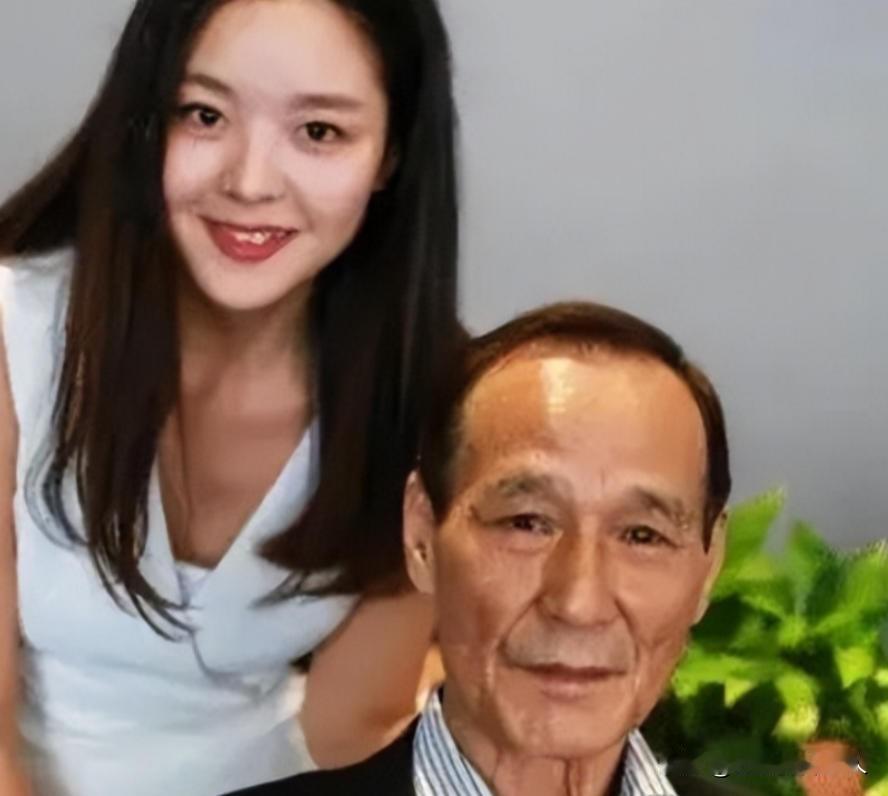 1984年，陈惠敏带着怀孕的妻子去参加宴会，碰见新义安的苏龙，苏龙一脚踢过去，陈