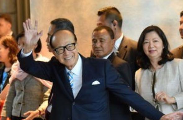 李嘉诚果断大规模抛售英国资产，可能是已经嗅到了不同寻常的危机感！

据每日经济新