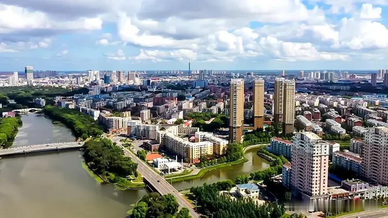 齐齐哈尔作为四线城市，房价相对来说比较亲民。就拿建华区来说，一些新开发的楼盘，房