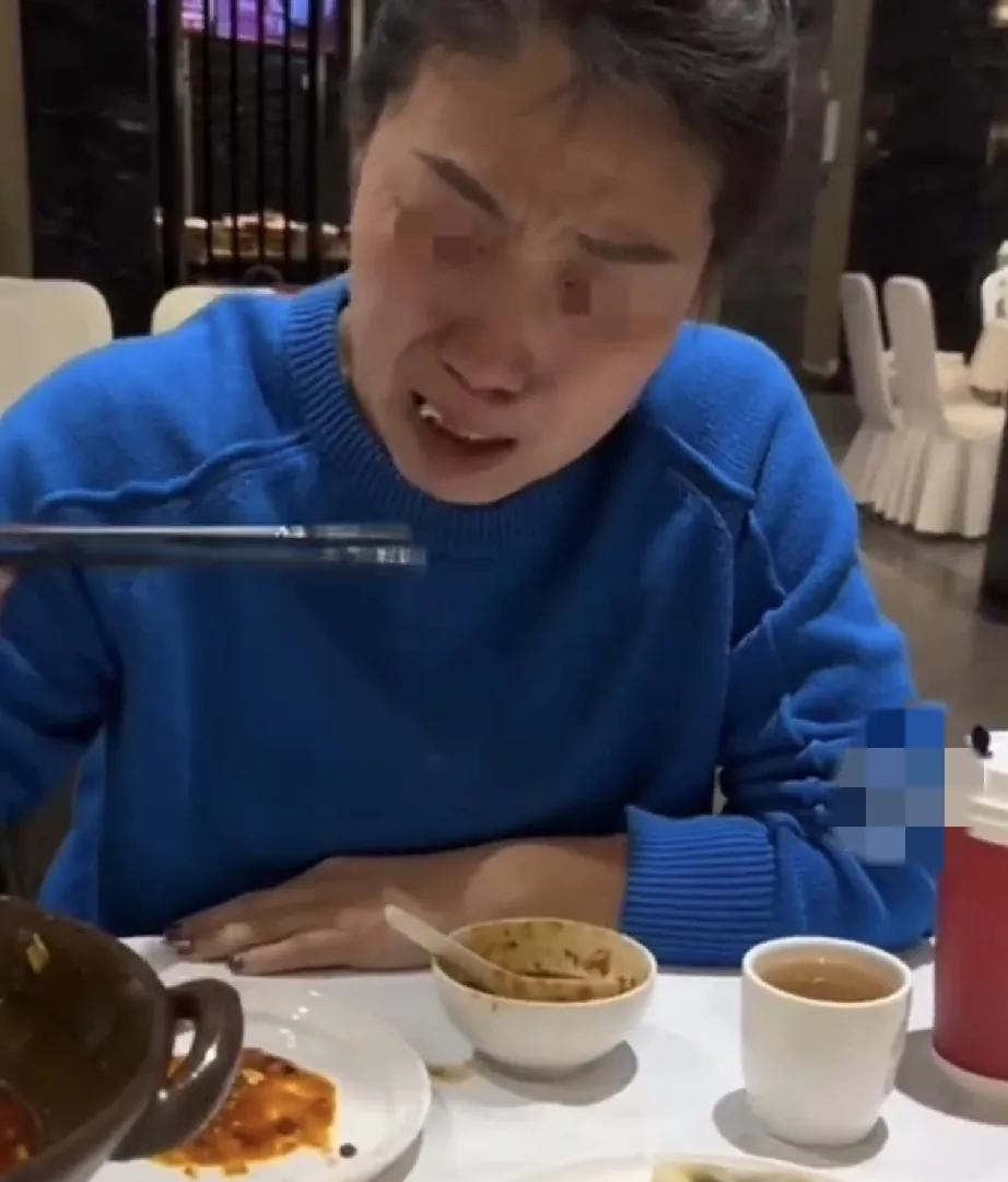 泪目了！她颤抖着声音，哽咽地说道：“这是我妈包的饺子……”

在北京这座充满梦想