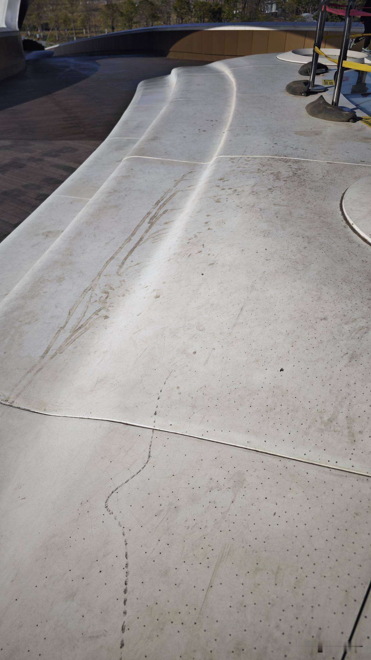 【聚星桥真的没管了】上一次拍聚星桥是国庆的时候，中间那个位置很脏，绿植边荒地。没