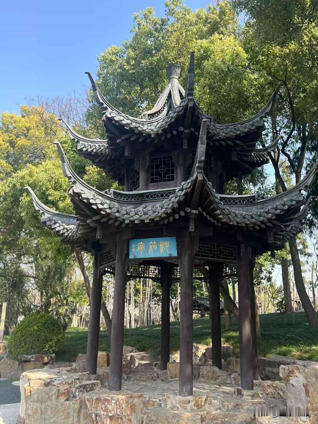 不知道有多少游客知道杜十娘怒沉百宝箱的故事，今天可能没有人读冯梦龙了。还好旁边应