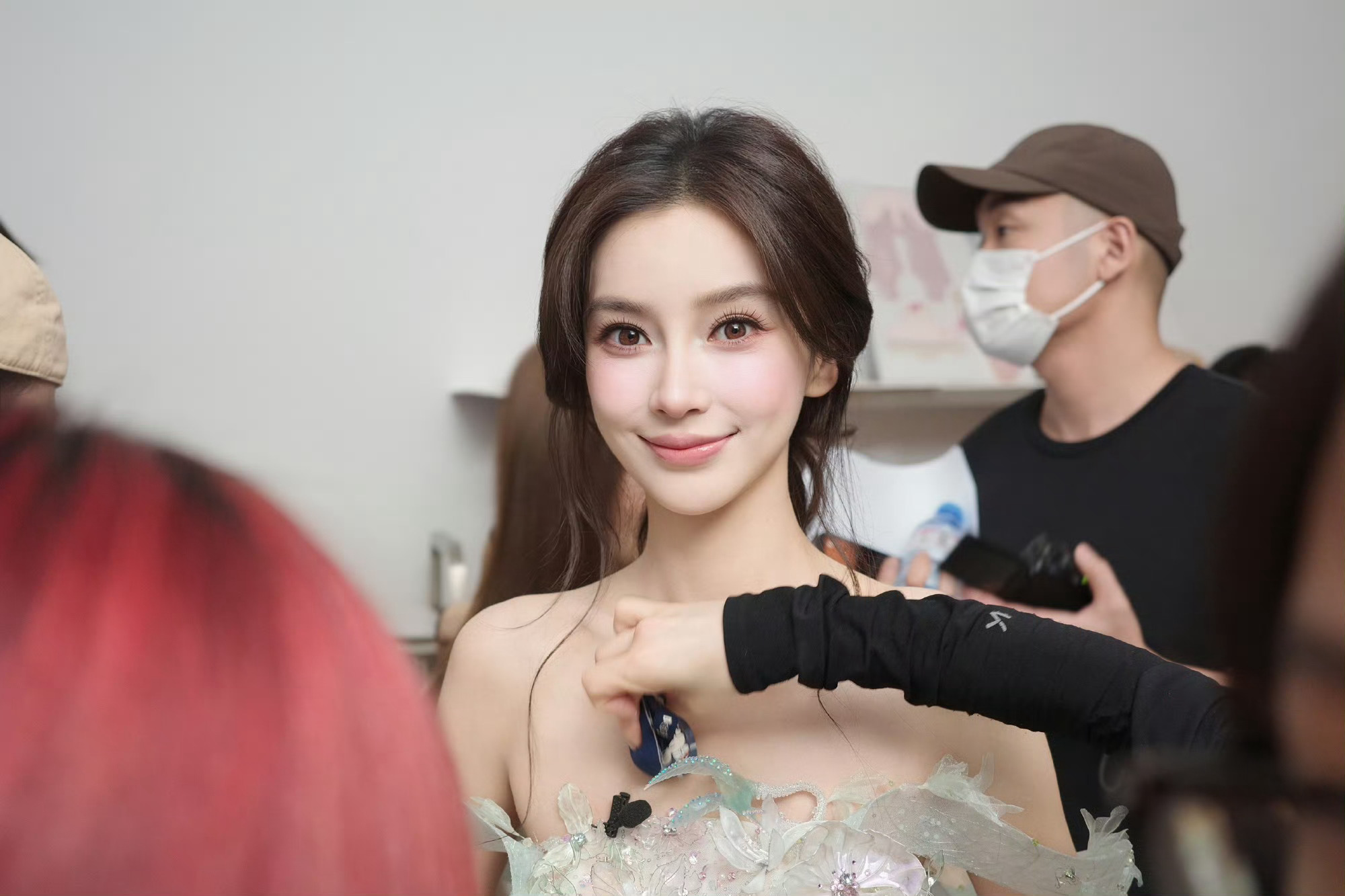 杨单发的Angelababy化妆live图，解锁女明星后台化妆状态😏 