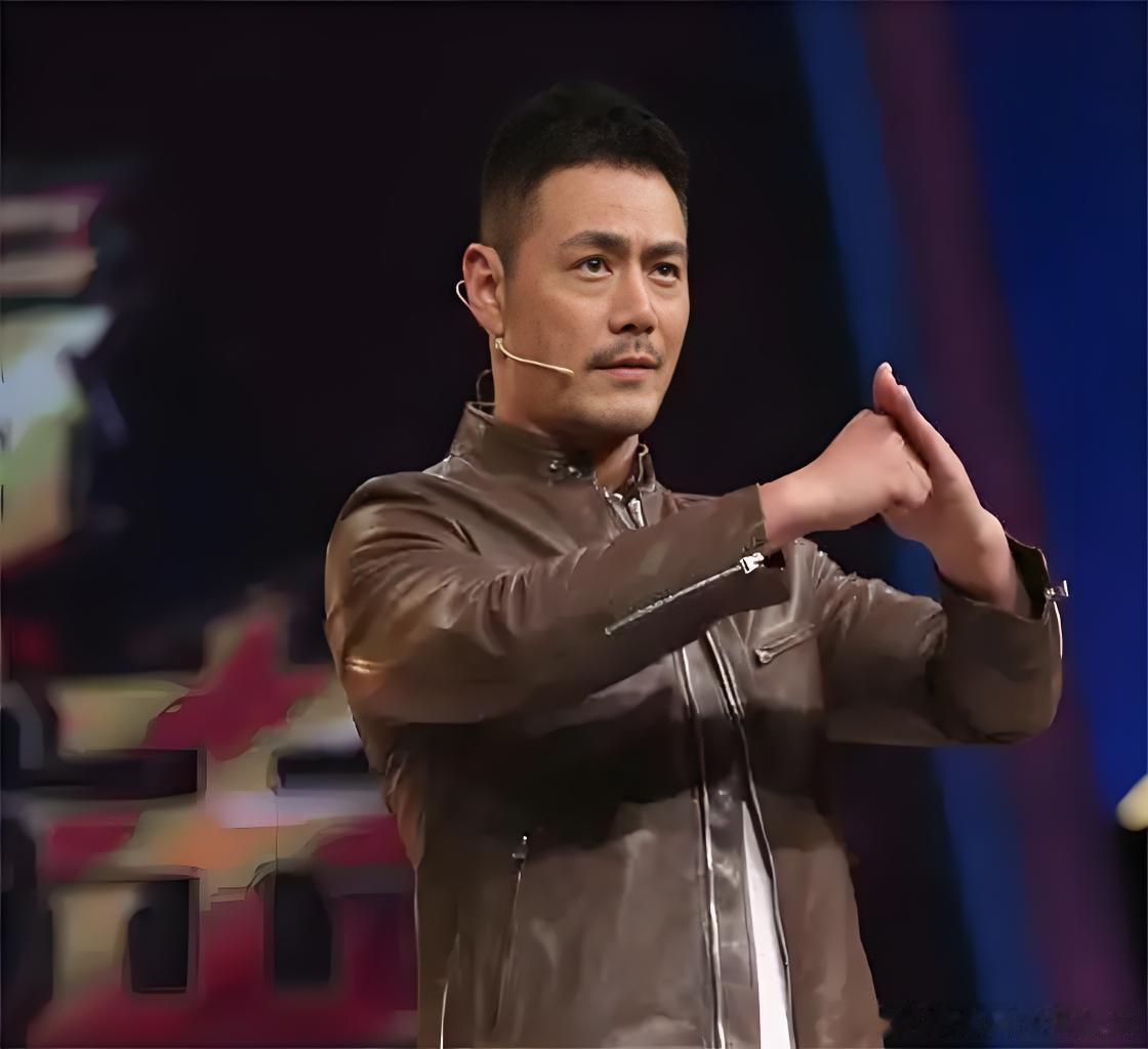 邵兵对张真源贴脸开大谁能料到前辈临场玩梗这么放飞，复刻第三个吻痕动作完全抓不住精