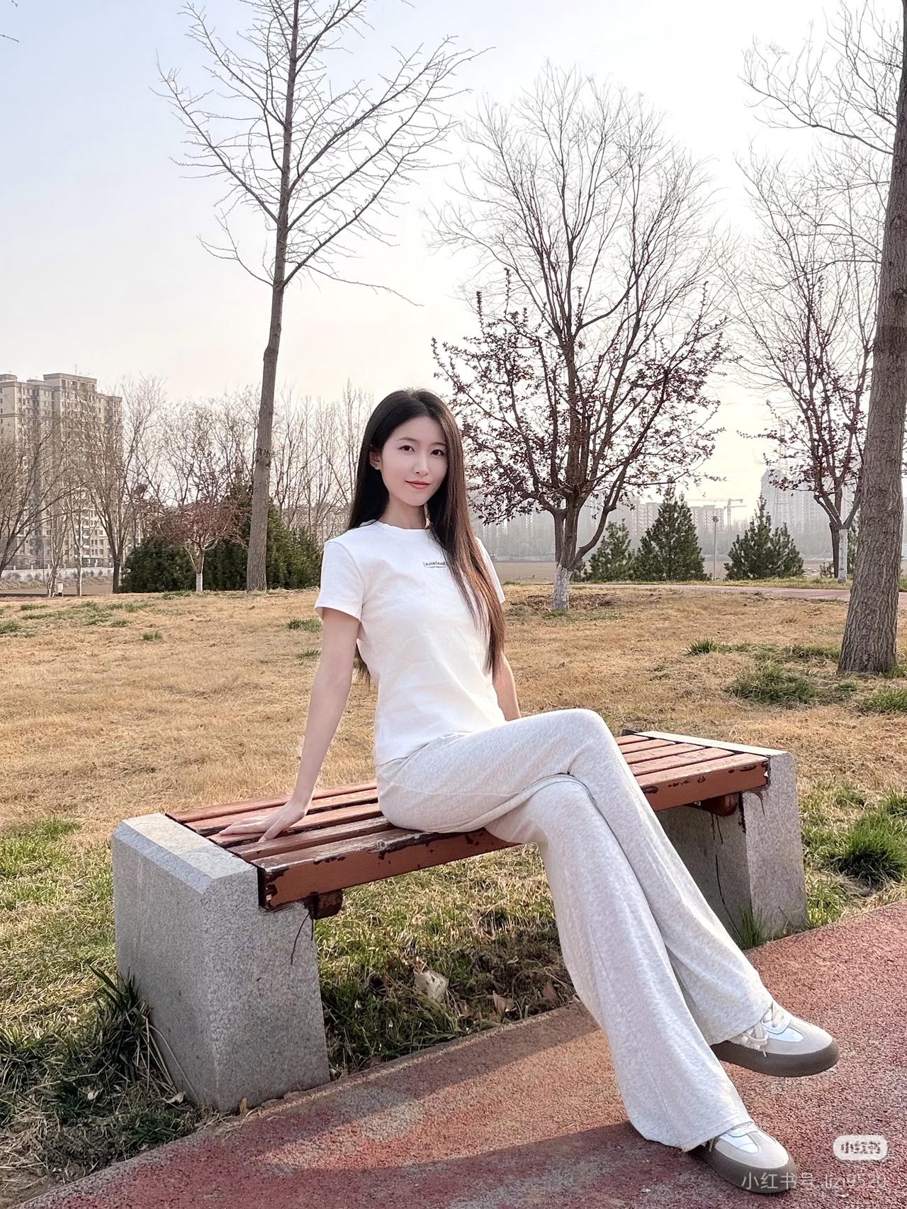 绿树阴中倚，春风笑语闲。