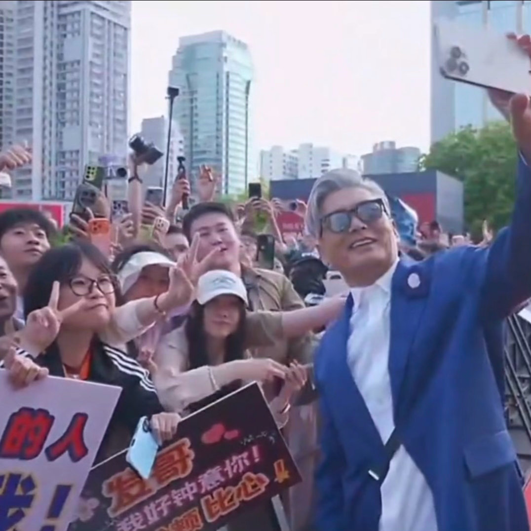 周润发宠粉这一块 周润发宠粉也是影帝级别的。有人要签名他签，有人要合照他拍，有人