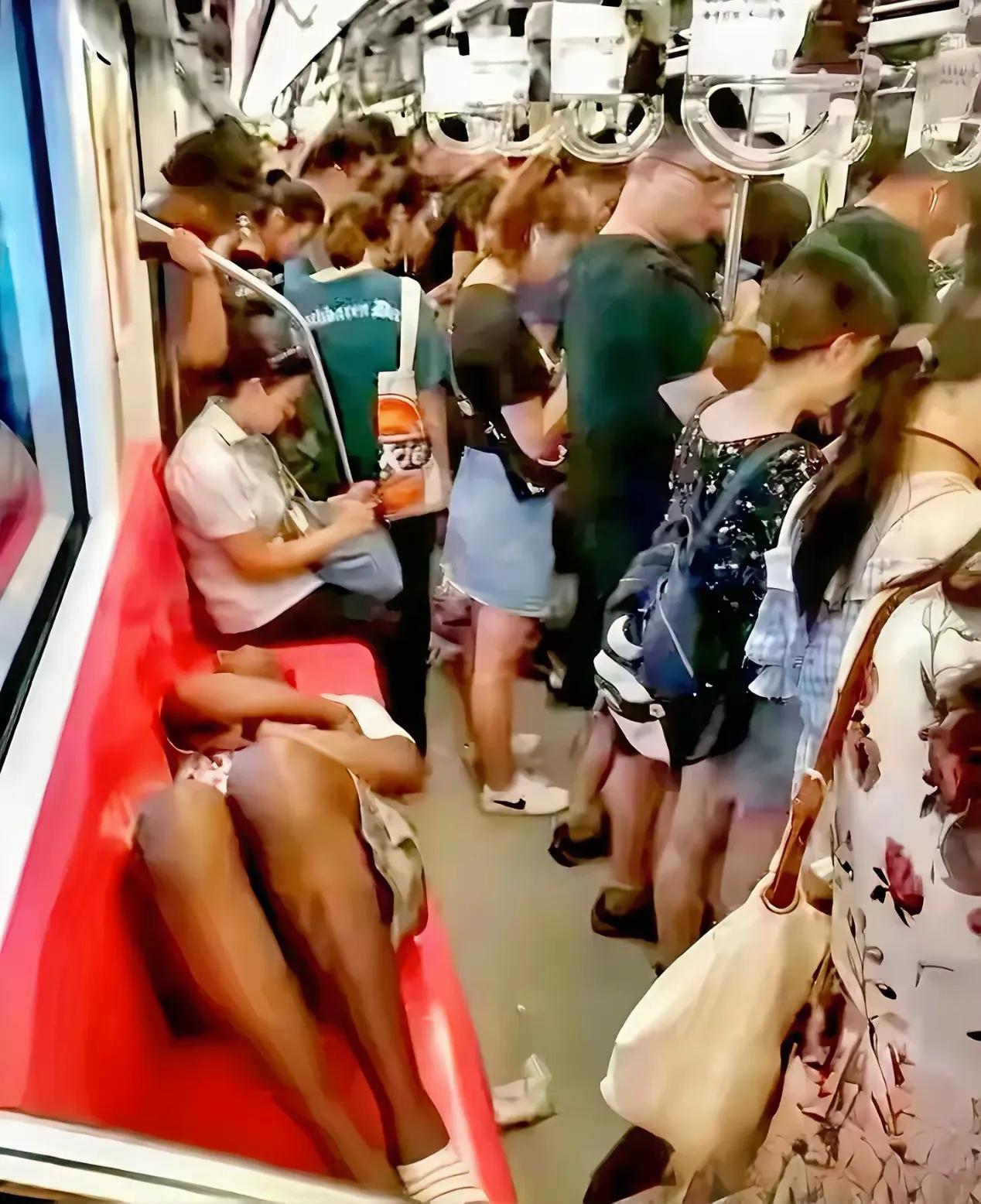 国际友人的素质亟待提高！
前一段时间我们一家三口出去旅游，在南方一个大都市的繁华