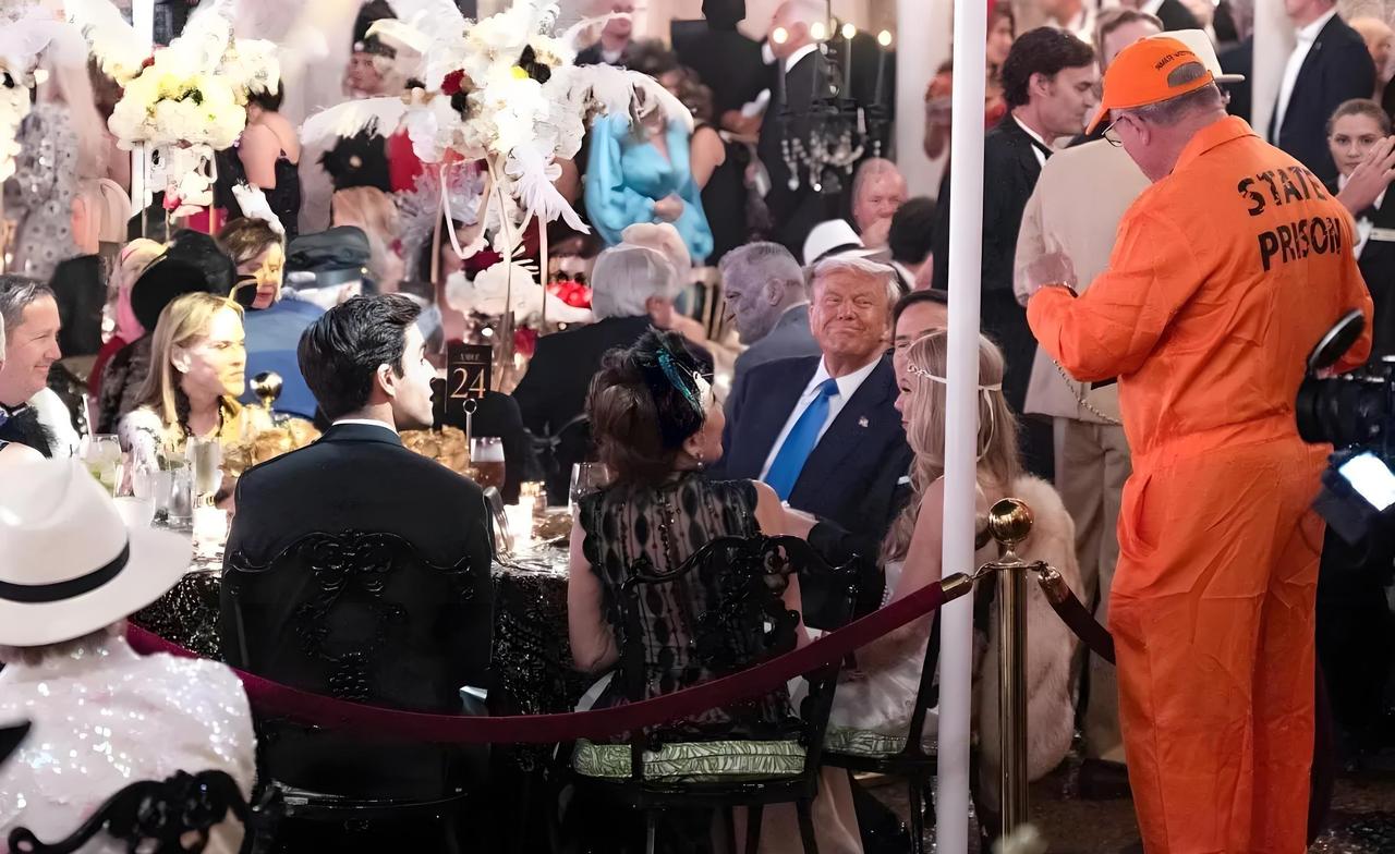 快讯！快讯！
 
美国前总统特朗普突然宣布了将再战选举。
 
紧海湖庄园的会员收