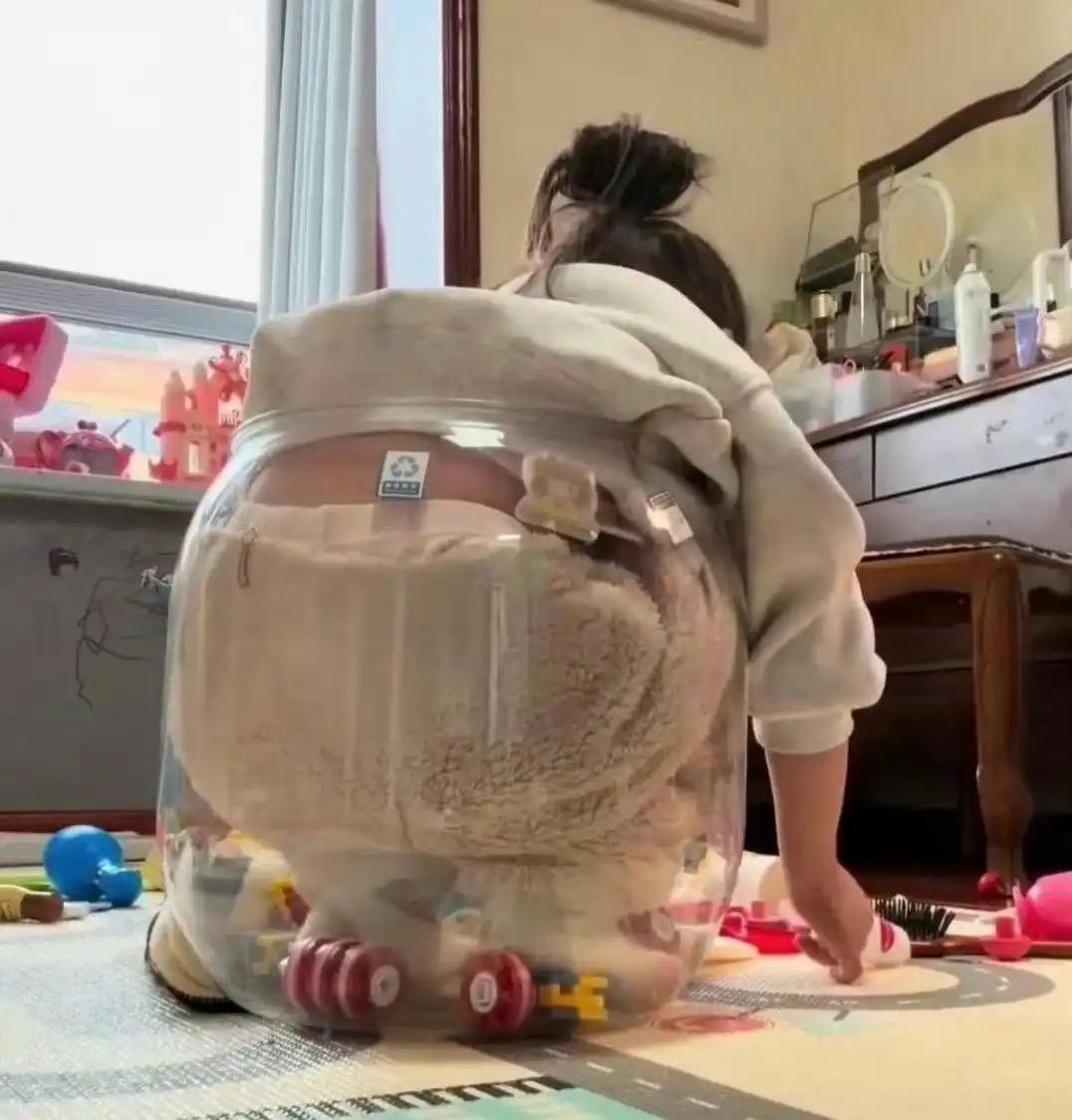 熊孩子玩耍把透明罐子卡在屁股上，裹得牢牢的取不下来，家长束手无策。有没有不伤孩子