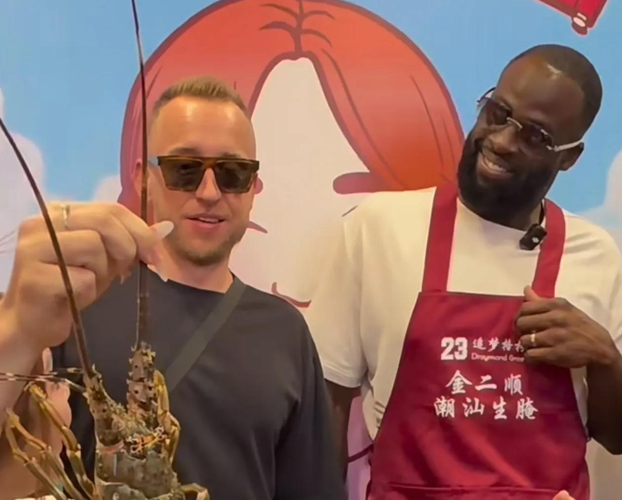 追梦格林又来中国感受热情，品味美食！

NBA球星追梦格林连续两年夏天来到中国开