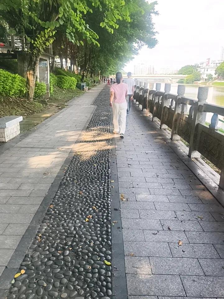 玉林南流江边的早晨散步的人还真多啊，有约的吗？玉林江 南流江平原 玉林南港 平南