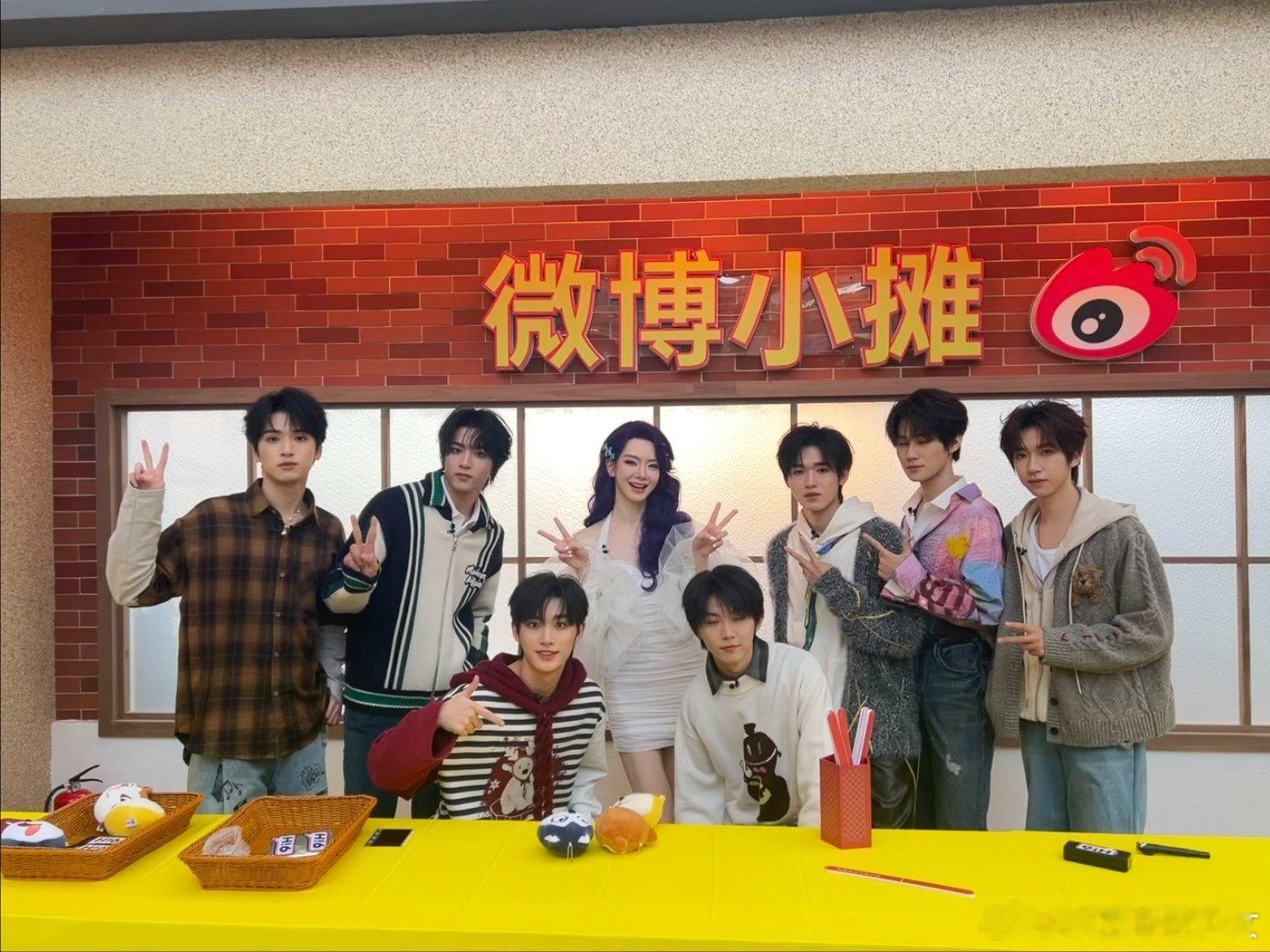 #戚薇时代少年团合影#戚薇时代少年团就这么水灵灵的和合影啦，好期待他们的合作舞台