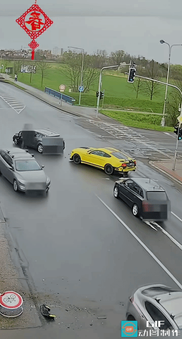 视频中的配音大概率是逗乐玩的，跑车不会绕一个圈再去追尾的，皆因跑车操作失误所致。
