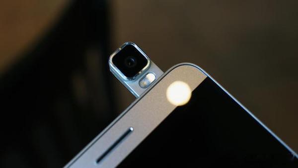 荣耀robotphone还记得那款靠手动物理翻转180°镜头的老机型吗？它就是荣
