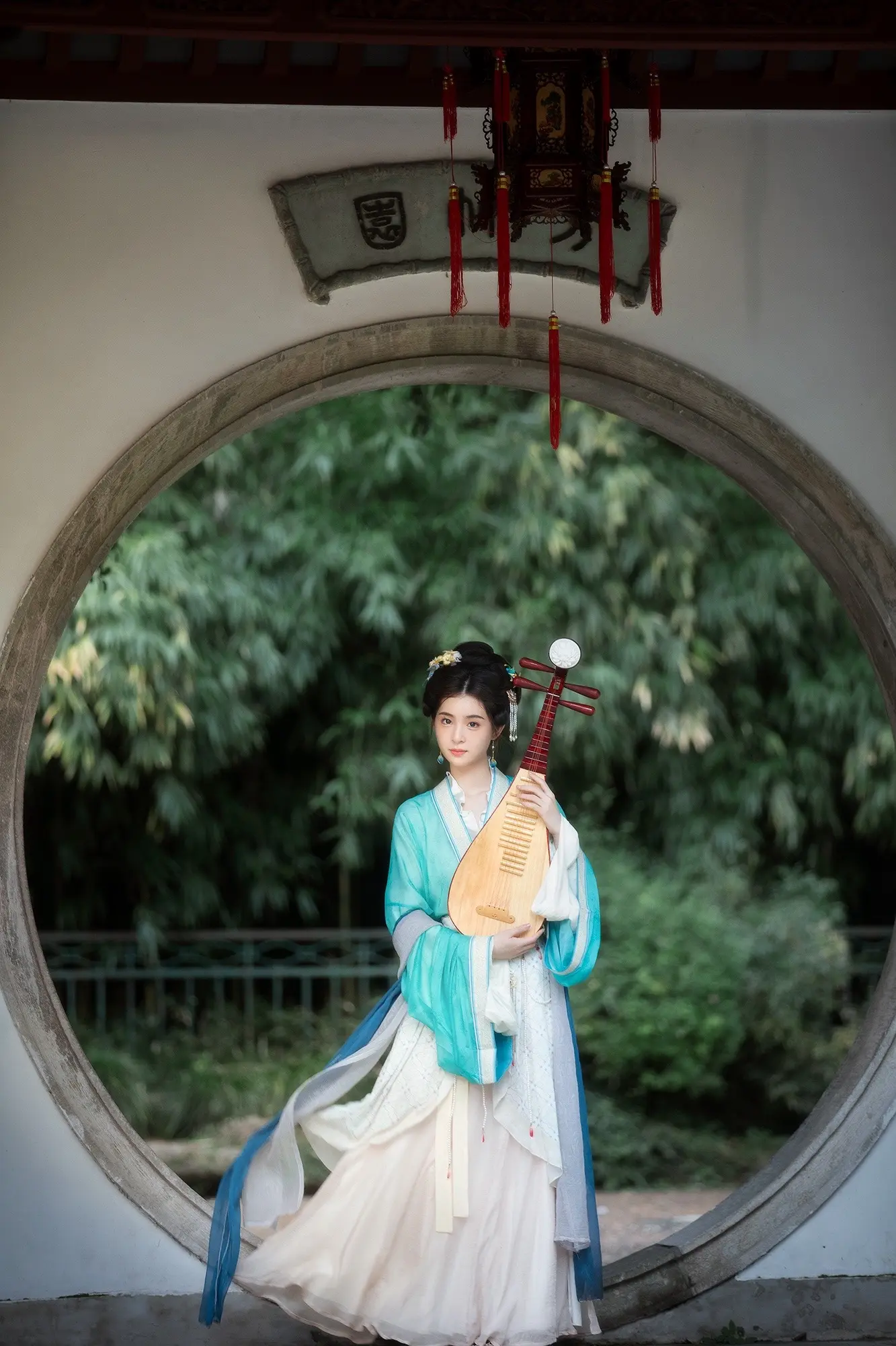 “人闲桂花落，夜静空山春。”