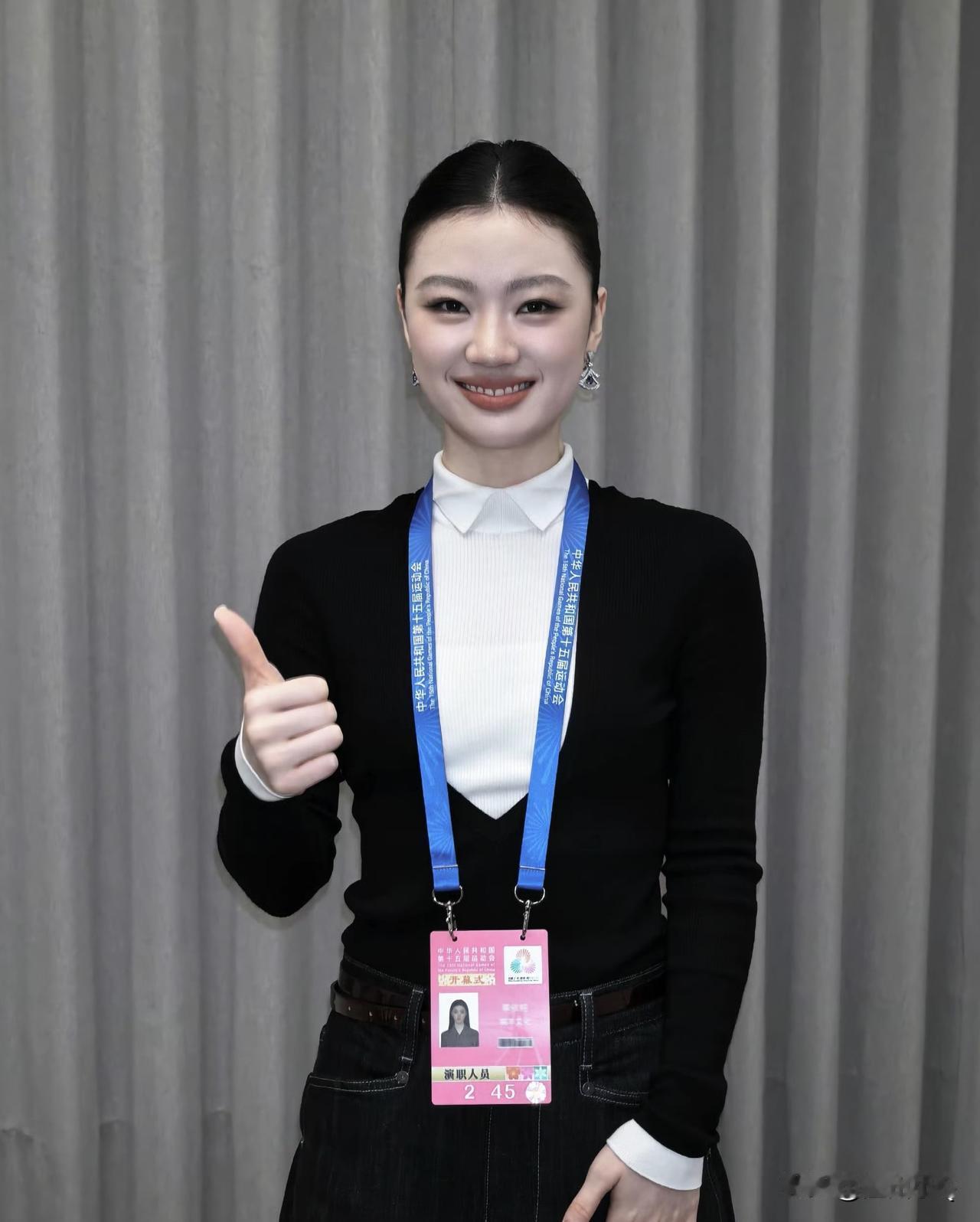 单依纯越来越像体制内的文艺工作者了，这气质已经远超年龄了。作为一名歌手，她算是青