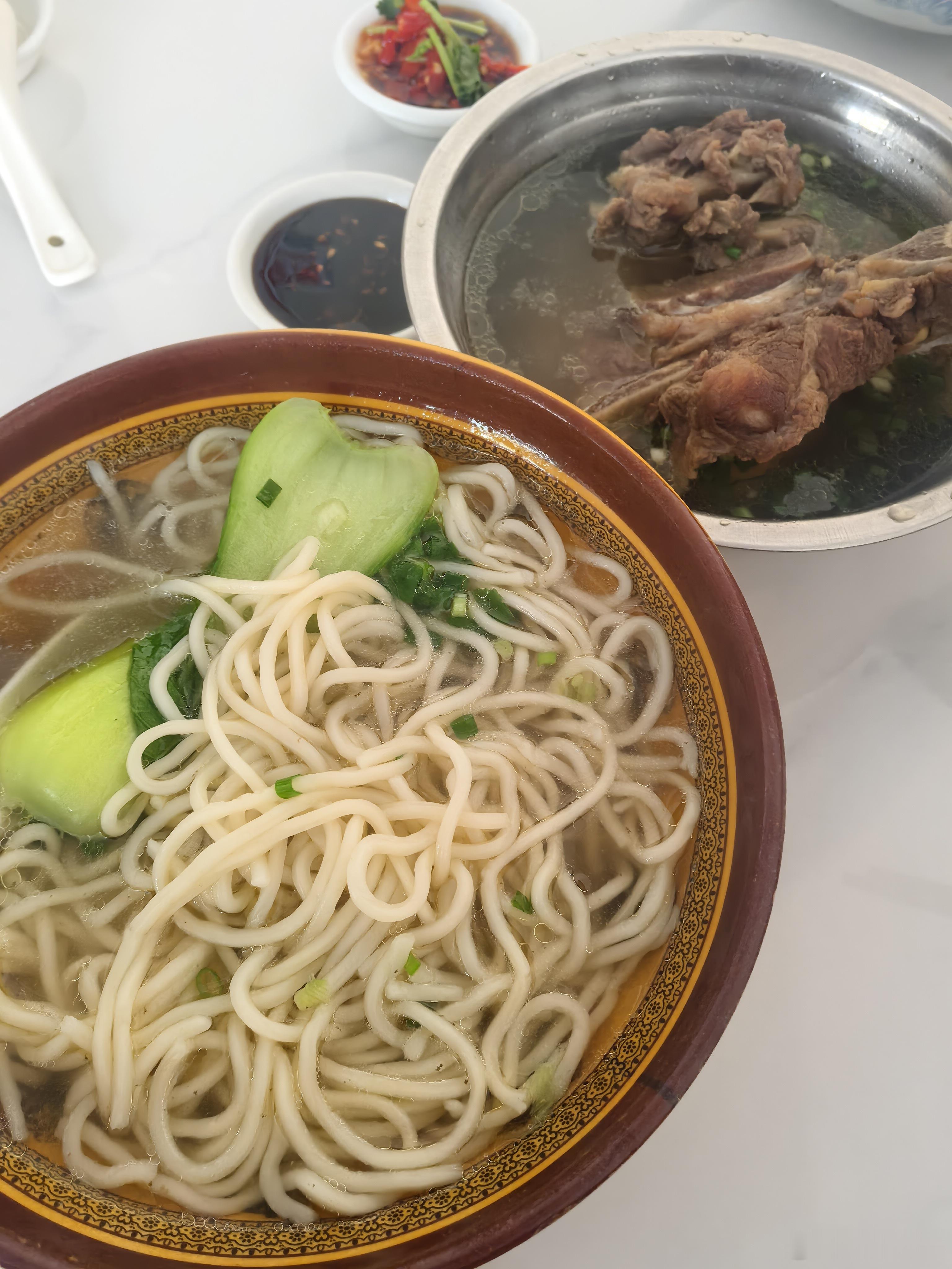 减肥的第一百天。月薪三千退休老人的周末，简简单单吃个社会主义清汤面，它真的，汤太