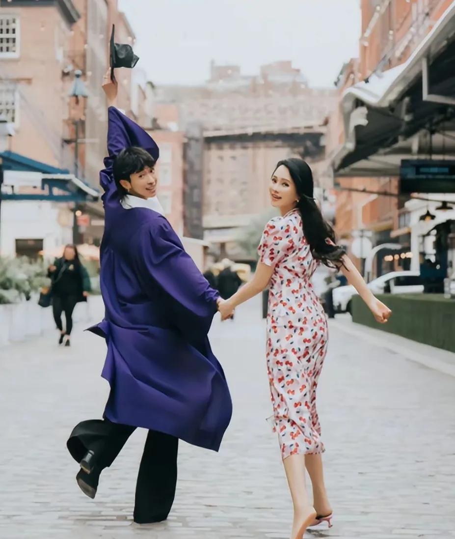 伊能静与儿子恩利的这张合影
真的是拍得太好了
母子俩看起来像姐弟俩
伊能静儿子毕