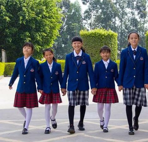 北京，高一的新生在学校花798元买的六件套，不仅掉色有异味，还没有商标，部分孩子