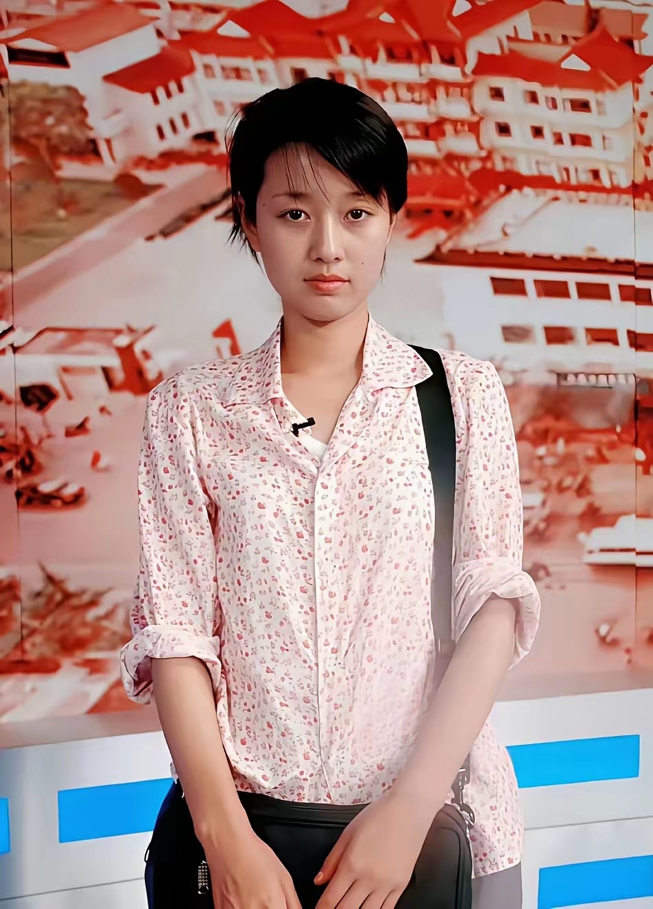 我感觉她生活中应该非常漂亮。要不导演不会老让她演大美女的人设。 