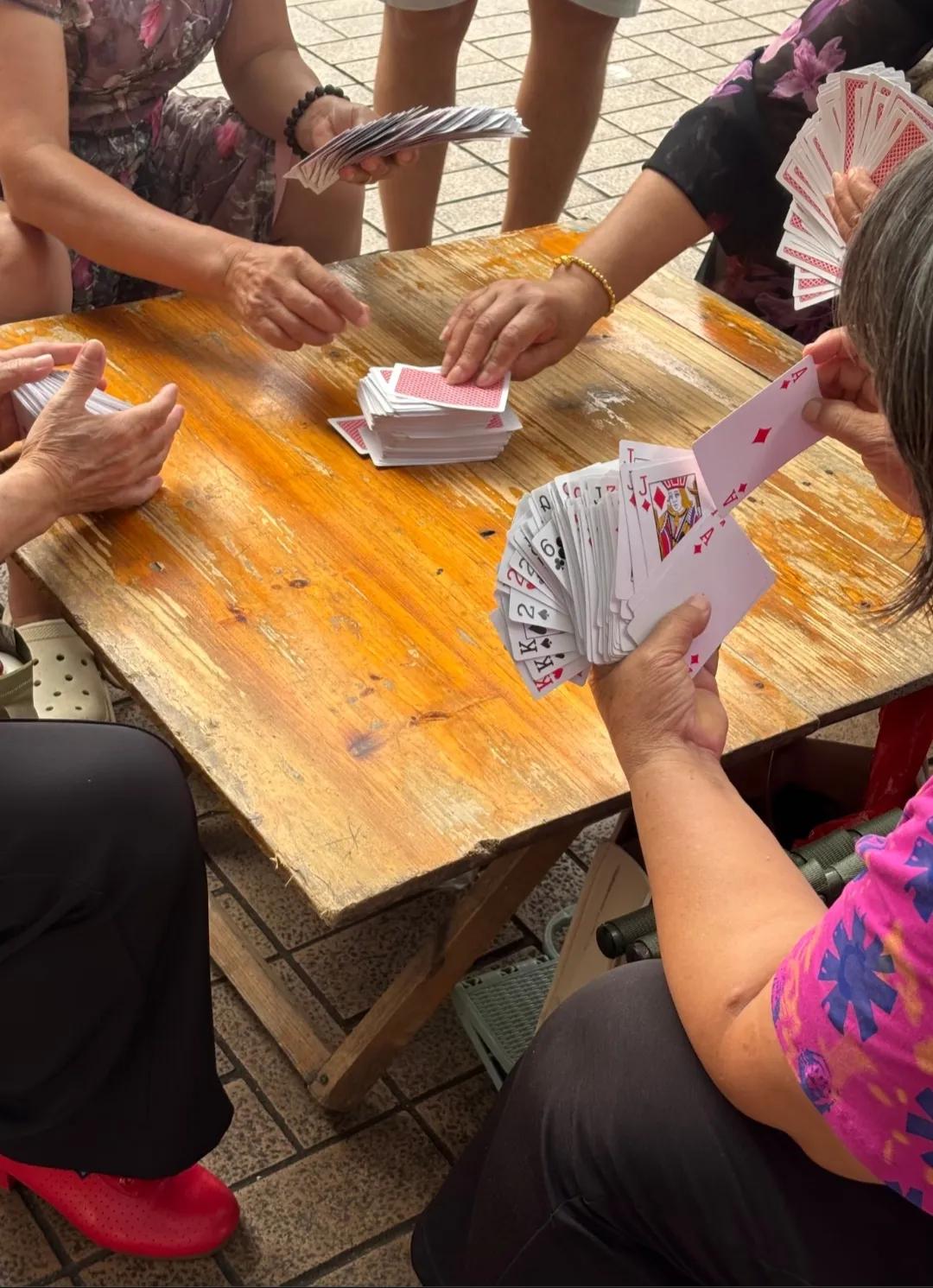 有谁知道大妈们玩的是什么牌吗？这要是手小了，拿都拿不住。[笑哭]