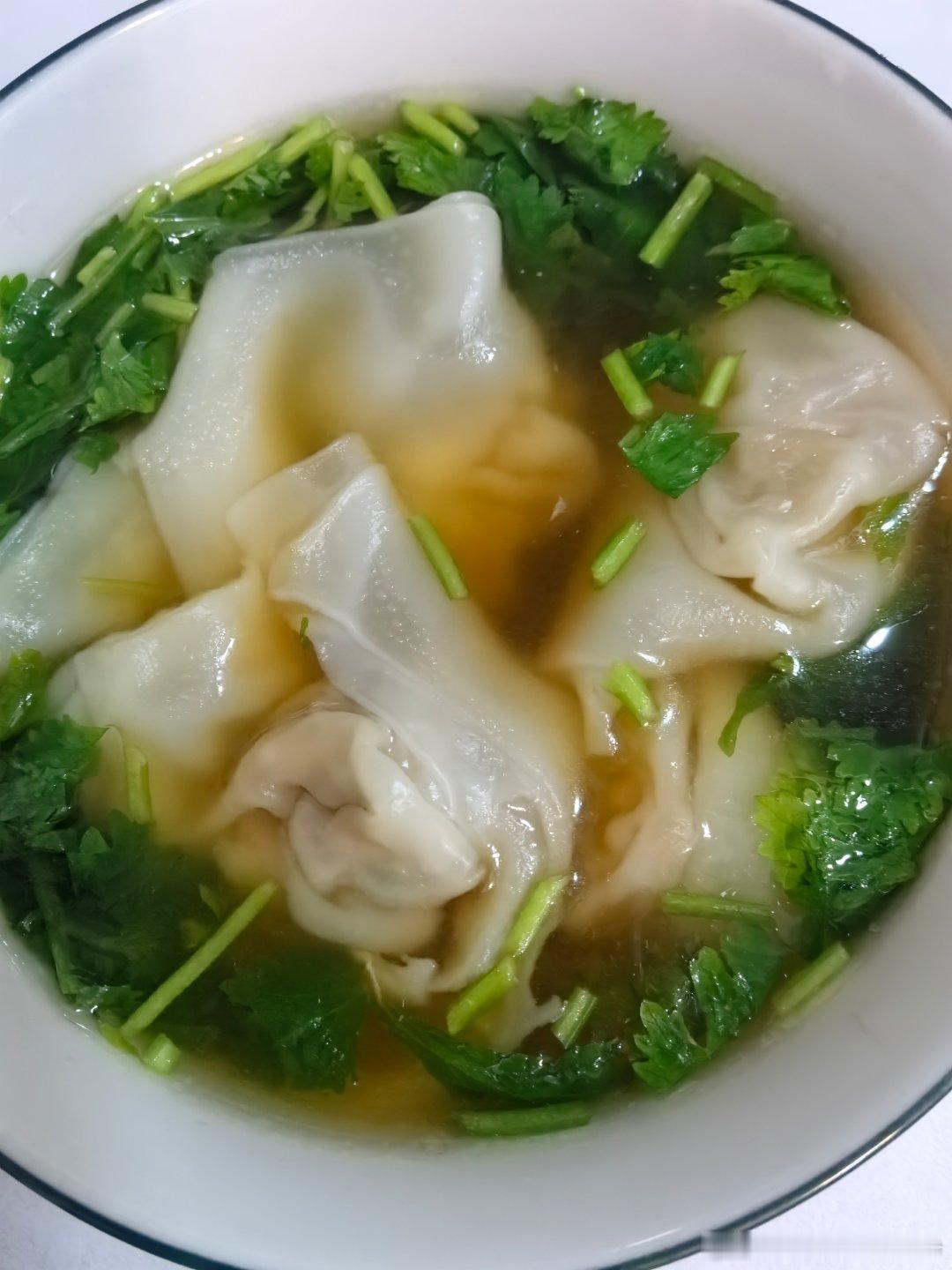 早餐出图，鲜肉馄饨自从儿子上了一年级每天早上都得起来给他做早餐而且为了让他早上多