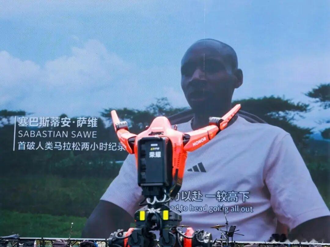 首位全马破2跑者萨维向荣耀机器人闪电约战了。马拉松世界纪录保持者、首位全马破 2