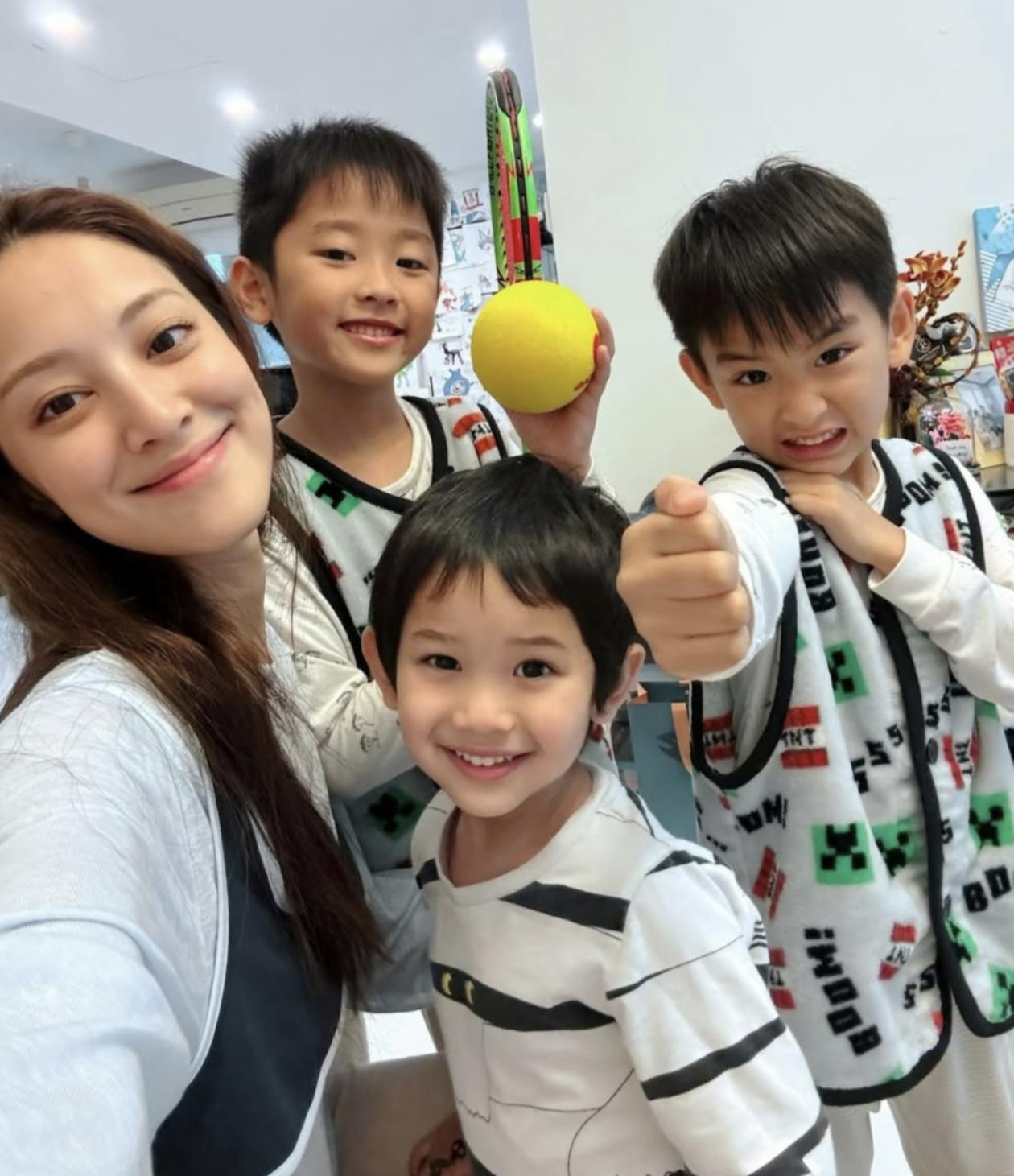 近日陈凯琳带三个儿子去电影院看《蜘蛛侠：崭新之日》，三个小孩看到激动处一直交流讨