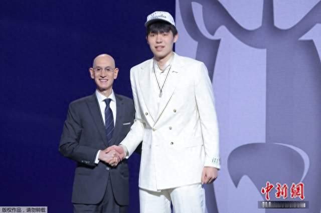 海外媒体两极评价，杨瀚森从绝杀名场面，走向NBA新赛季残酷考核