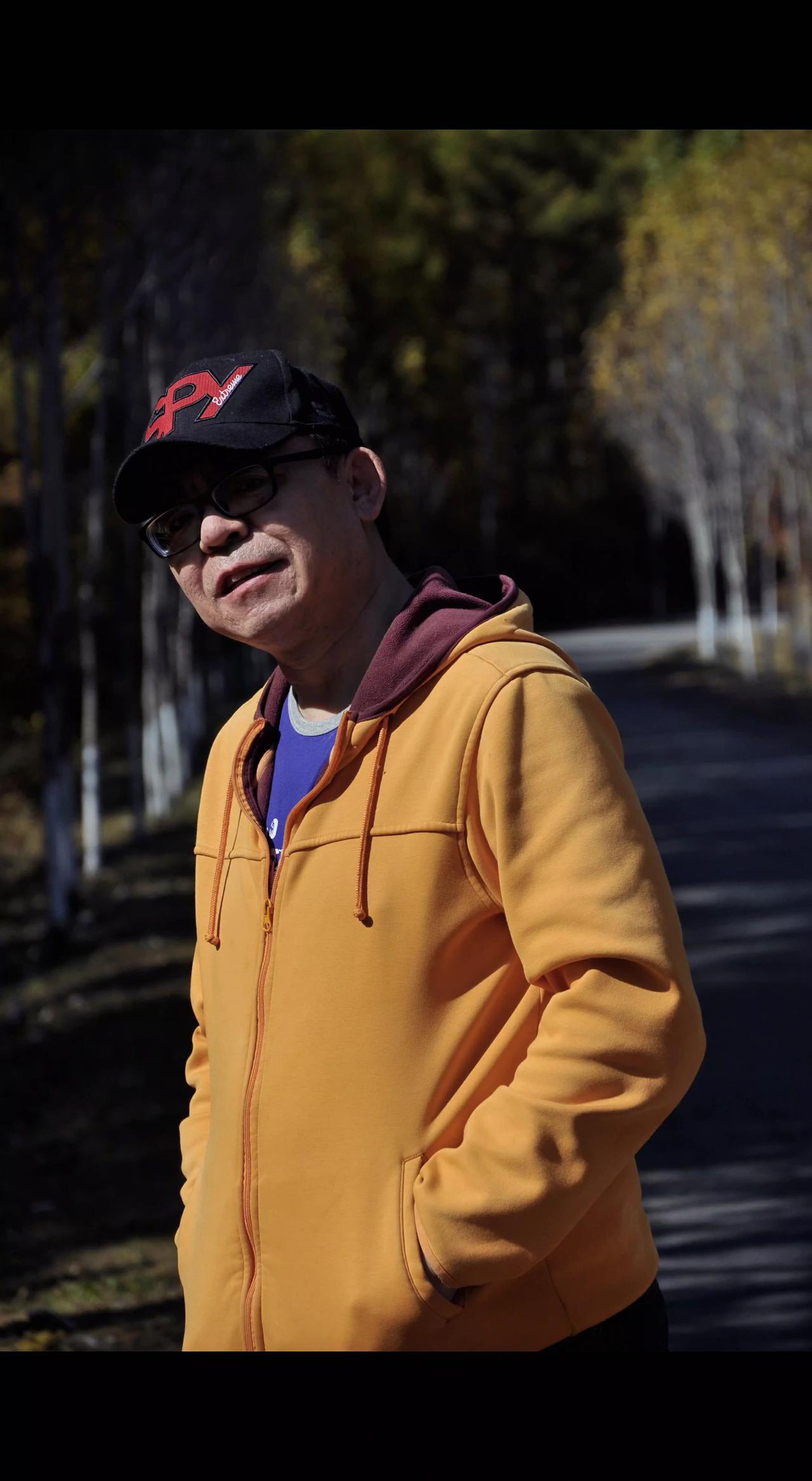 🍂风把影子拉得老长，像未说完的故事。
橙衣撞碎秋光，脚步轻叩落叶章🍁。
岁月
