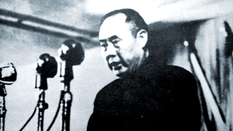 1950年11月，绥远起义将领刘万春刚走下北京火车，几名全副武装的警卫战士便迎了