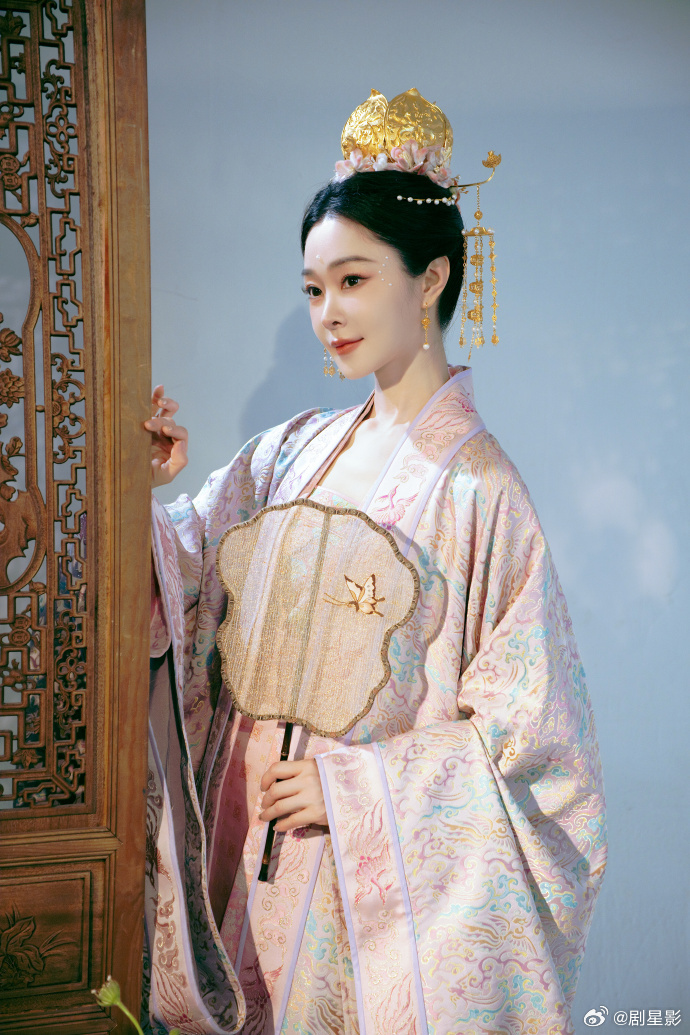 宋轶穿成这样就上台了 宋轶穿成这样就上台了，真的是美到我了呀，咱们姐姐古装表演的