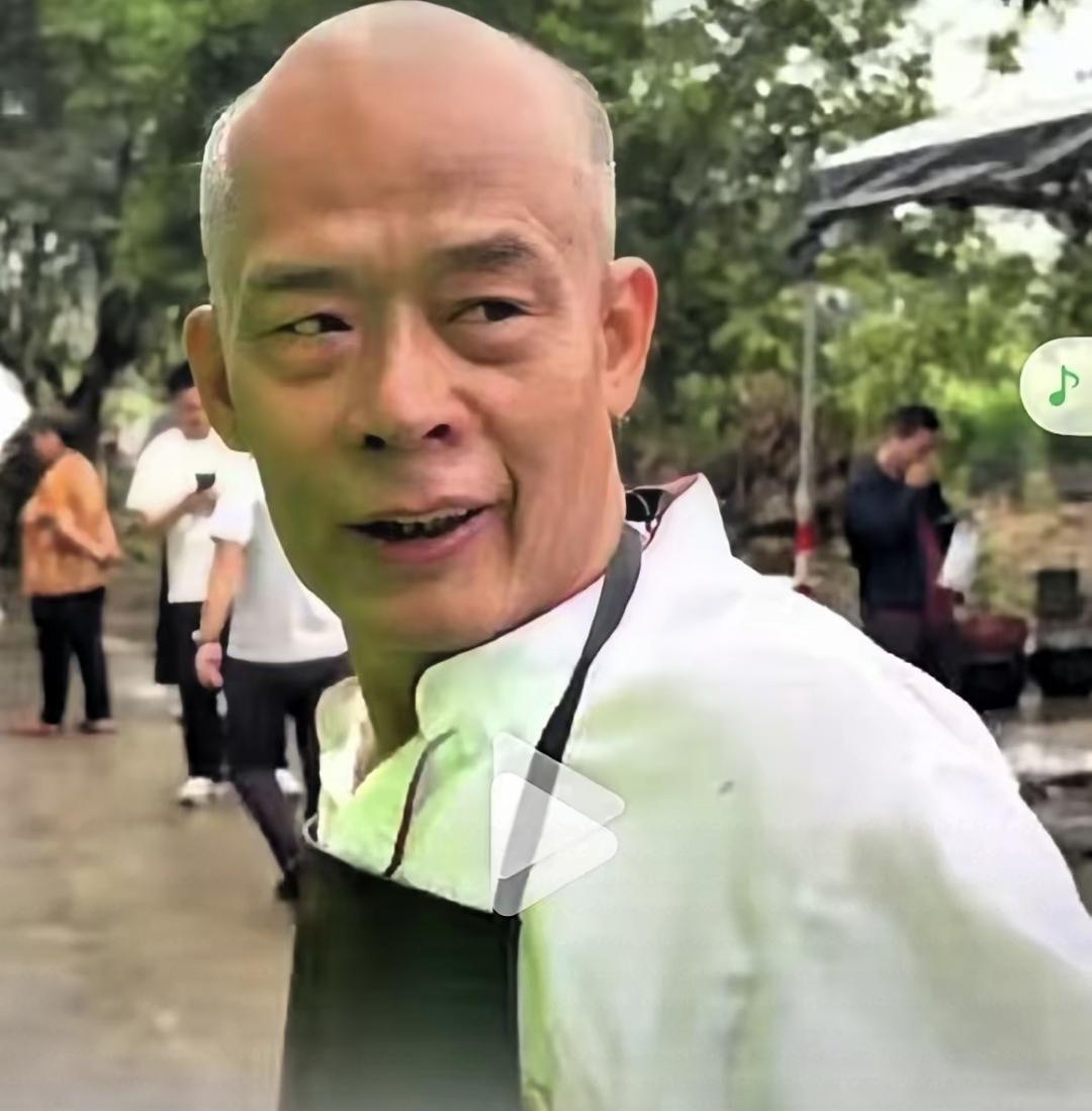 昨天去陈村，莫氏鸡煲门口没排长队了。问老莫，他笑了一下，说“现在发200个号，发