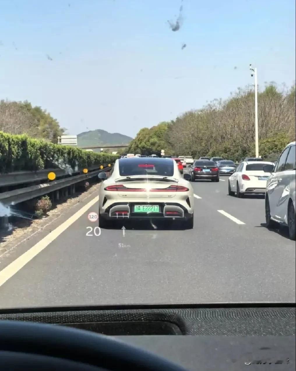这是啥车，车标设计的这么屌，居然还会发光。高速拥堵车速慢，跟了一路，眼睛都快被闪