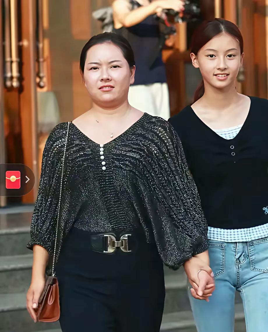 不敢想象，这个被于正看上的素人女孩的妈妈瘦下来有多好看🤦‍♀️😂
仔细看五官