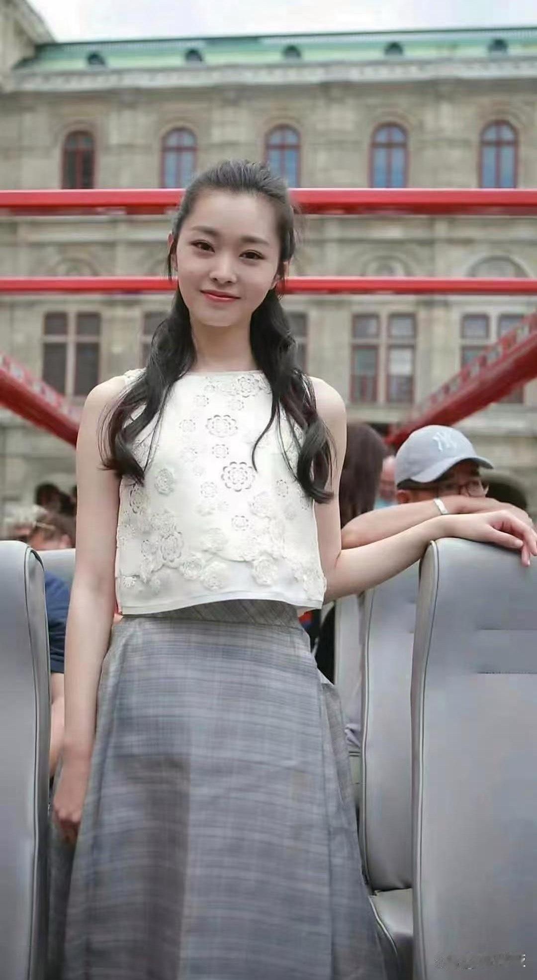 这大概就是宋轶的素颜照吧！好看大气，小蛮腰格外明显，气质超棒让人忍不住多看几眼，